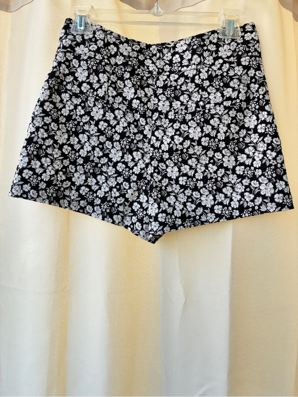 Alice + Olivia Cady High Rise Floral Metallic Jacquard Shorts Black White Size 4 - Picture 4 of 10